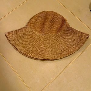 Eric Javits hat in straw color. Good condition, worn. Rollsup to keep its shape.
